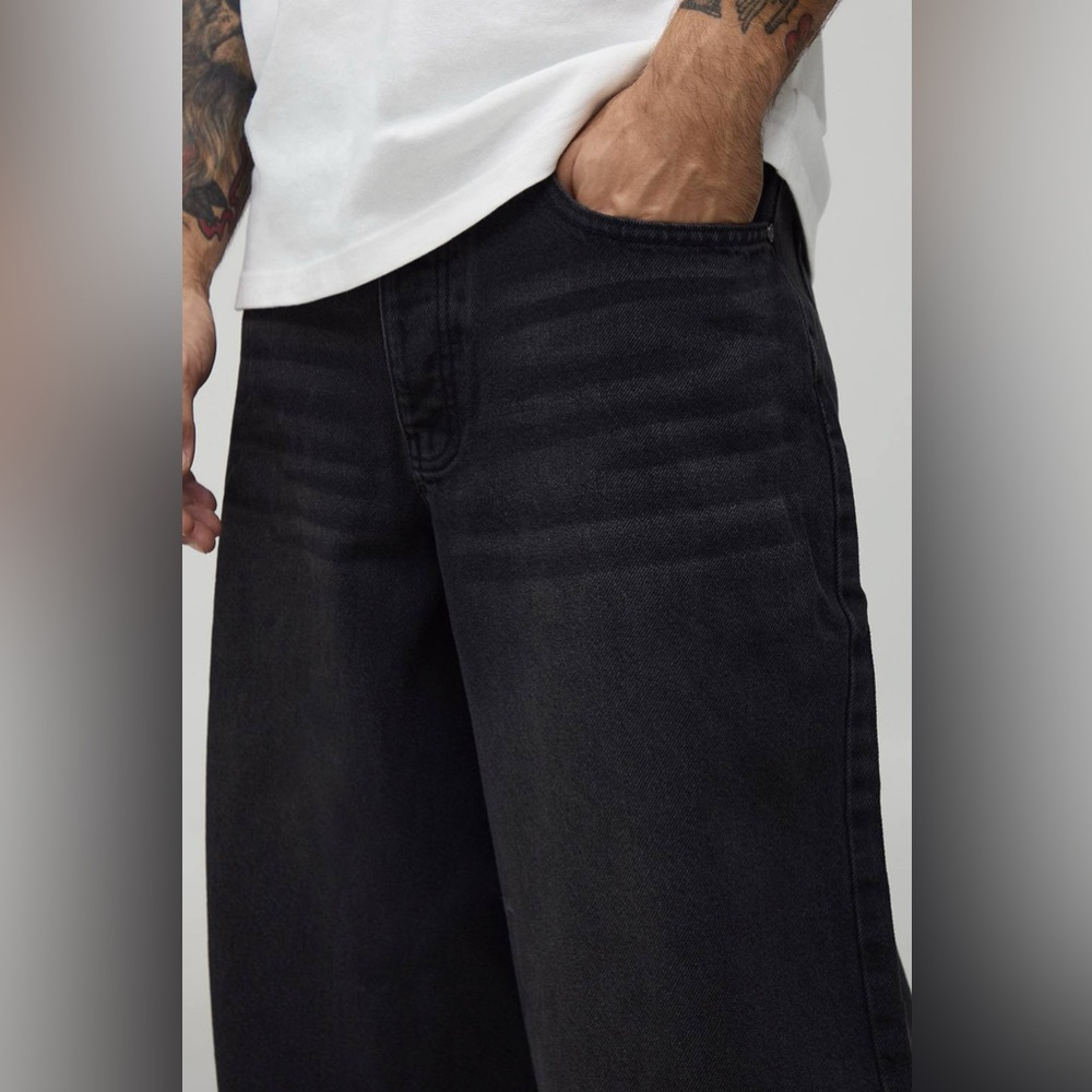 BoohooMAN Super Baggy Rigid Washed Jeans in washed black - Picture 3 of 13